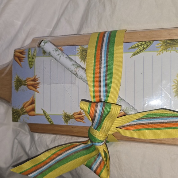 ✅️ Such a lovely gift! Adorable kitchen cutting board & pad of paper w/pen! - Picture 2 of 8